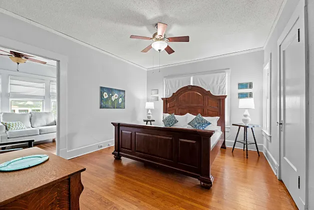 2336 Irwin St — Photo 15