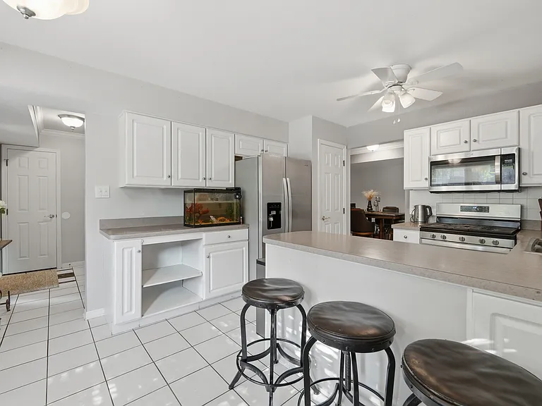 13920 S Cambridge Cir — Photo 11