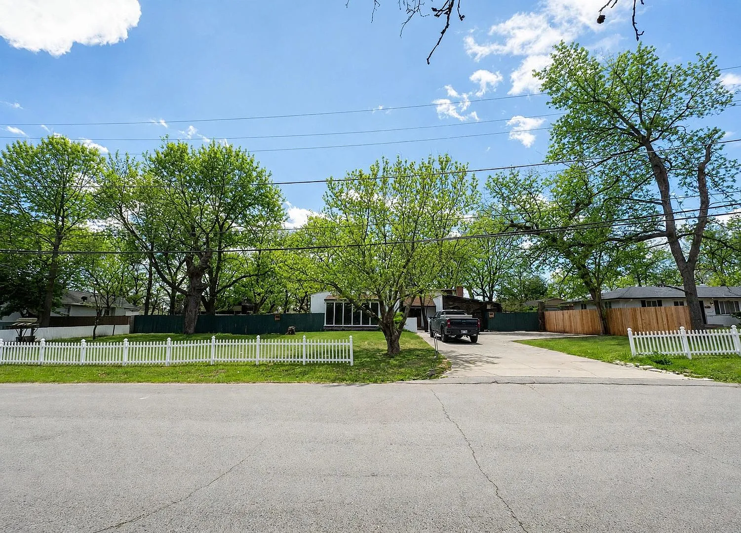 Spacious 4BR House in Tulsa — Photo 1