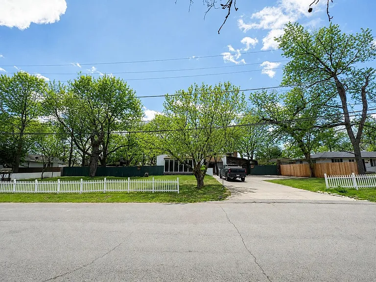 5212 S Columbia Pl — Photo 1