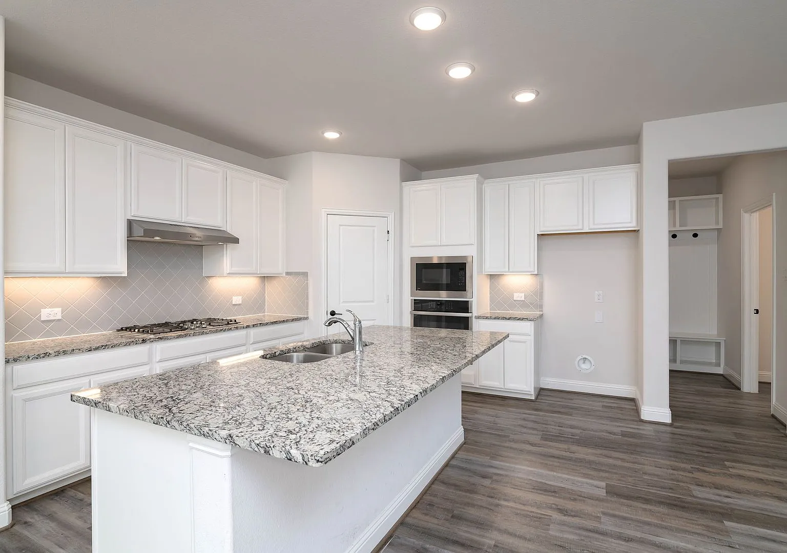 Beautiful 4 Bedroom, 3 Car Garage, Single Story Home in Celina! — Photo 4
