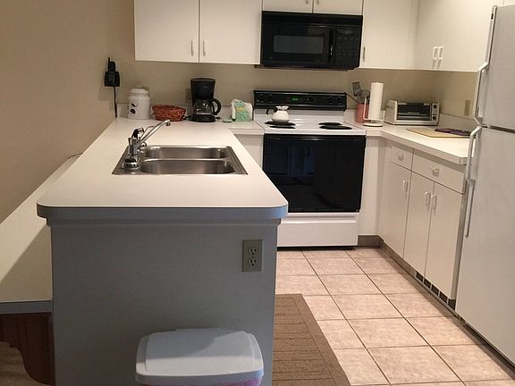 Kitchen w/counter seating