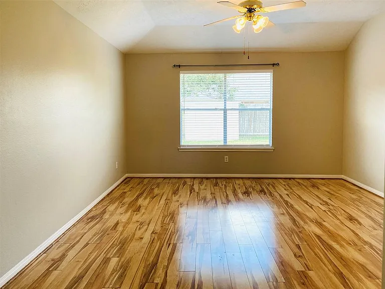 1404 Helmsley Dr — Photo 15