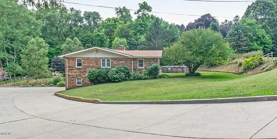 1st image of 1600 Park Ln