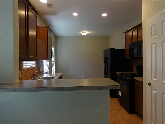 4 bed, 2.5 bath, 2065 sqft, $2,195 — Photo 3