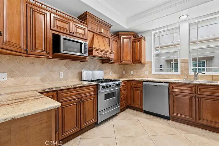 2 bed, 2.5 bath, 1340 sqft, $3,975 — Photo 2