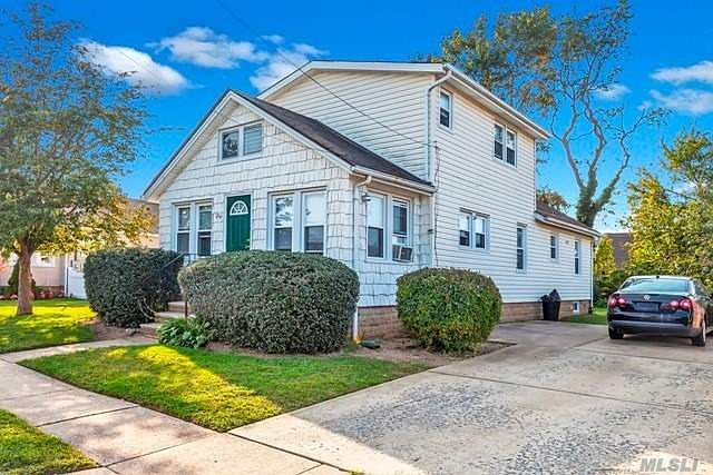 1st image of 4 Walnut Ave E