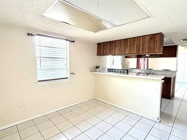 63 Calgary Ct — Photo 11