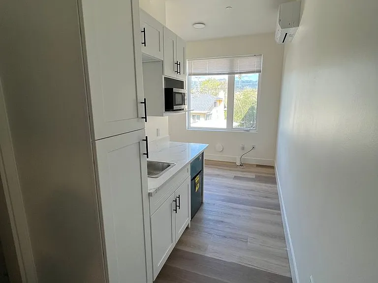 Poets Place Apartment — Photo 7