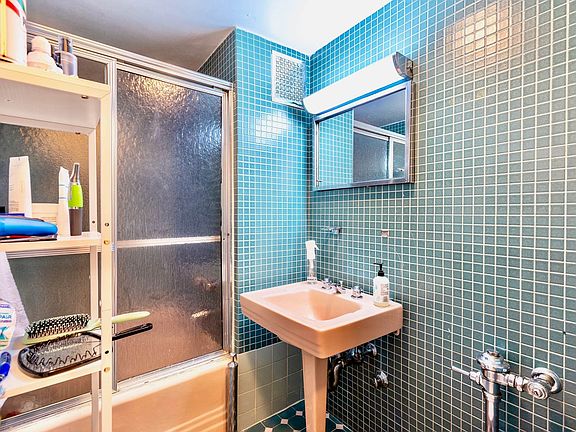 5th image of 150 E 39th St APT 804