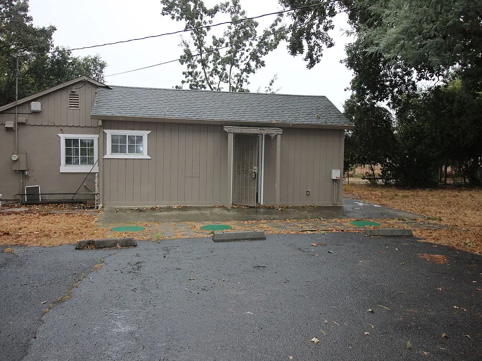 672 Irwin Ln