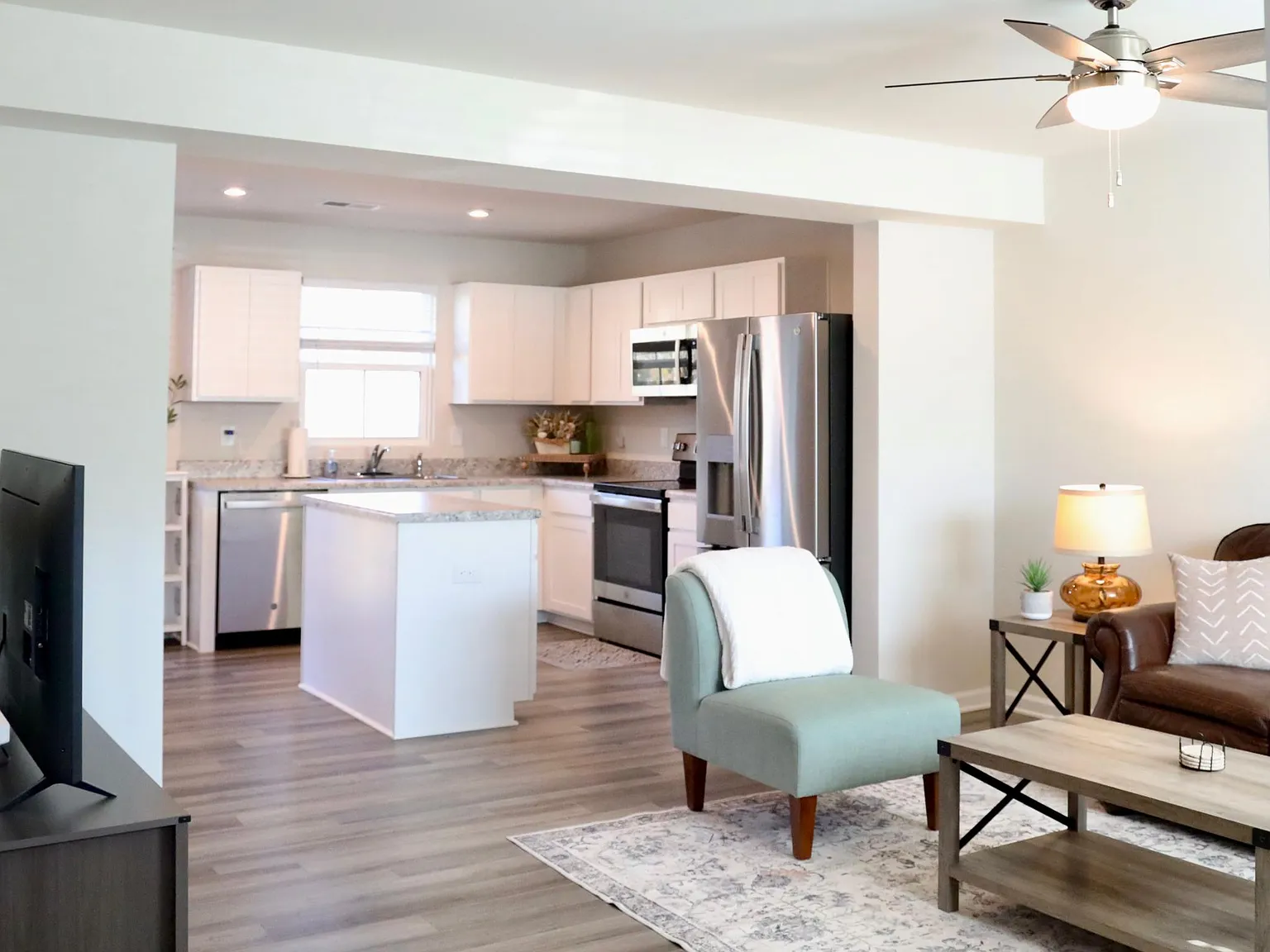 3 bed, 2.5 bath, 1300 sqft, $1,600 — Photo 2