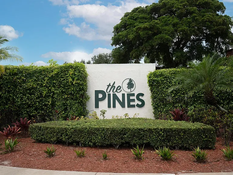 2228 White Pine Cir #B — Photo 2