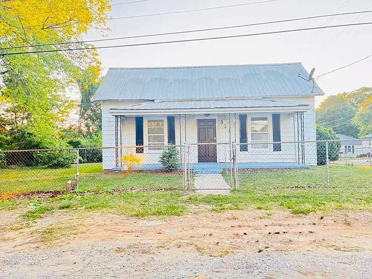 321 N Poplar St — Photo 1