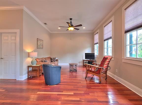 3rd image of 407 Eleonore St