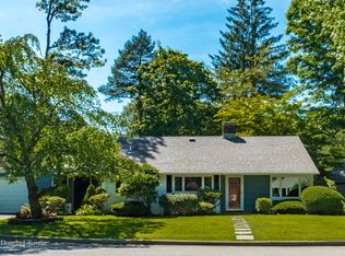 1 Appletree Ln, Glen Cove, NY 11542