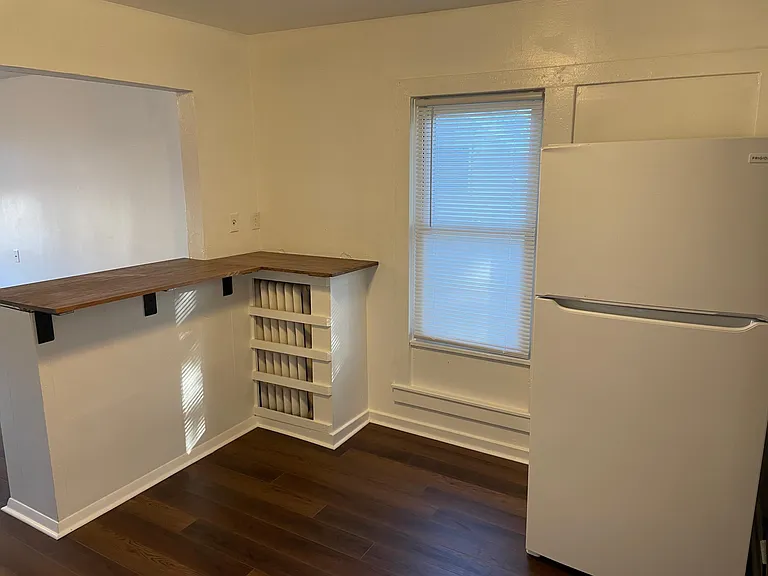 909 S College St #5 — Photo 2