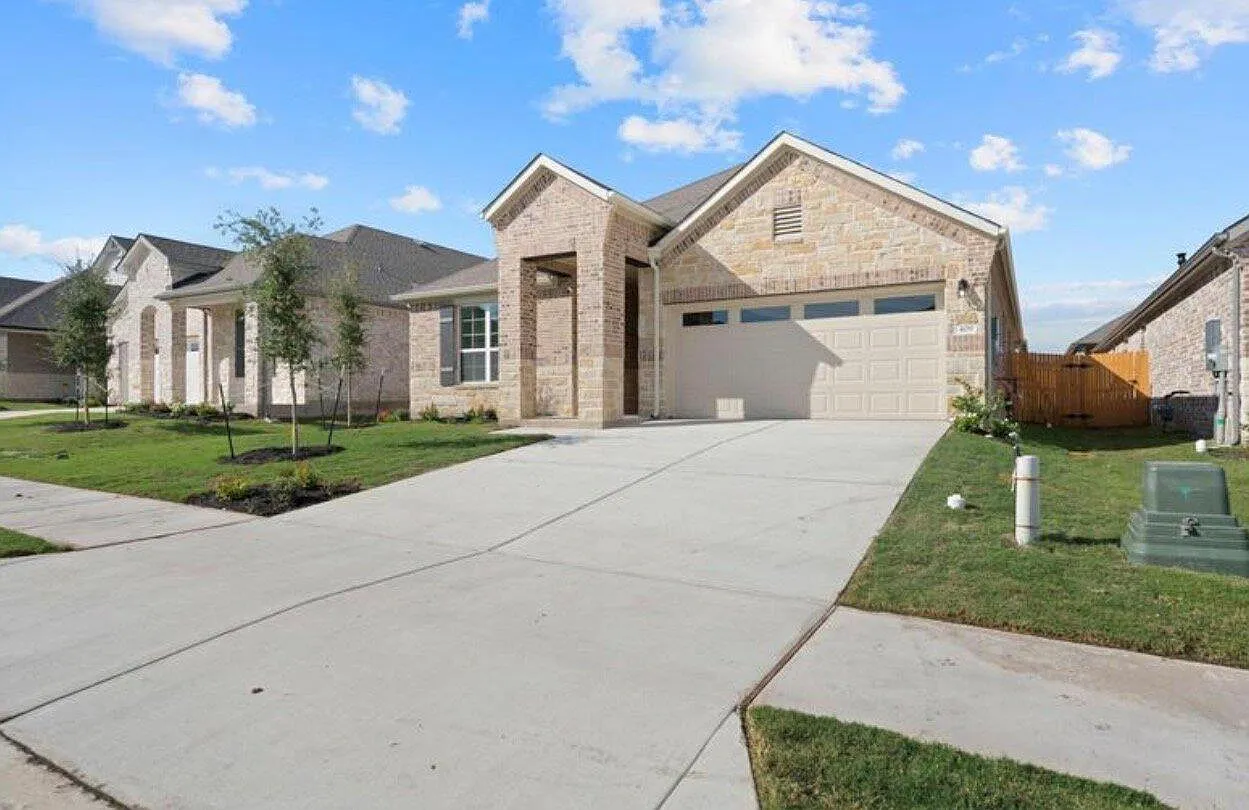 4 bed, 2.0 bath, 2102 sqft, $2,300 — Photo 1