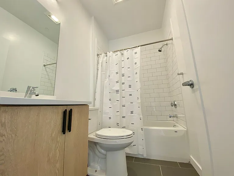 104 Howe St — Photo 80