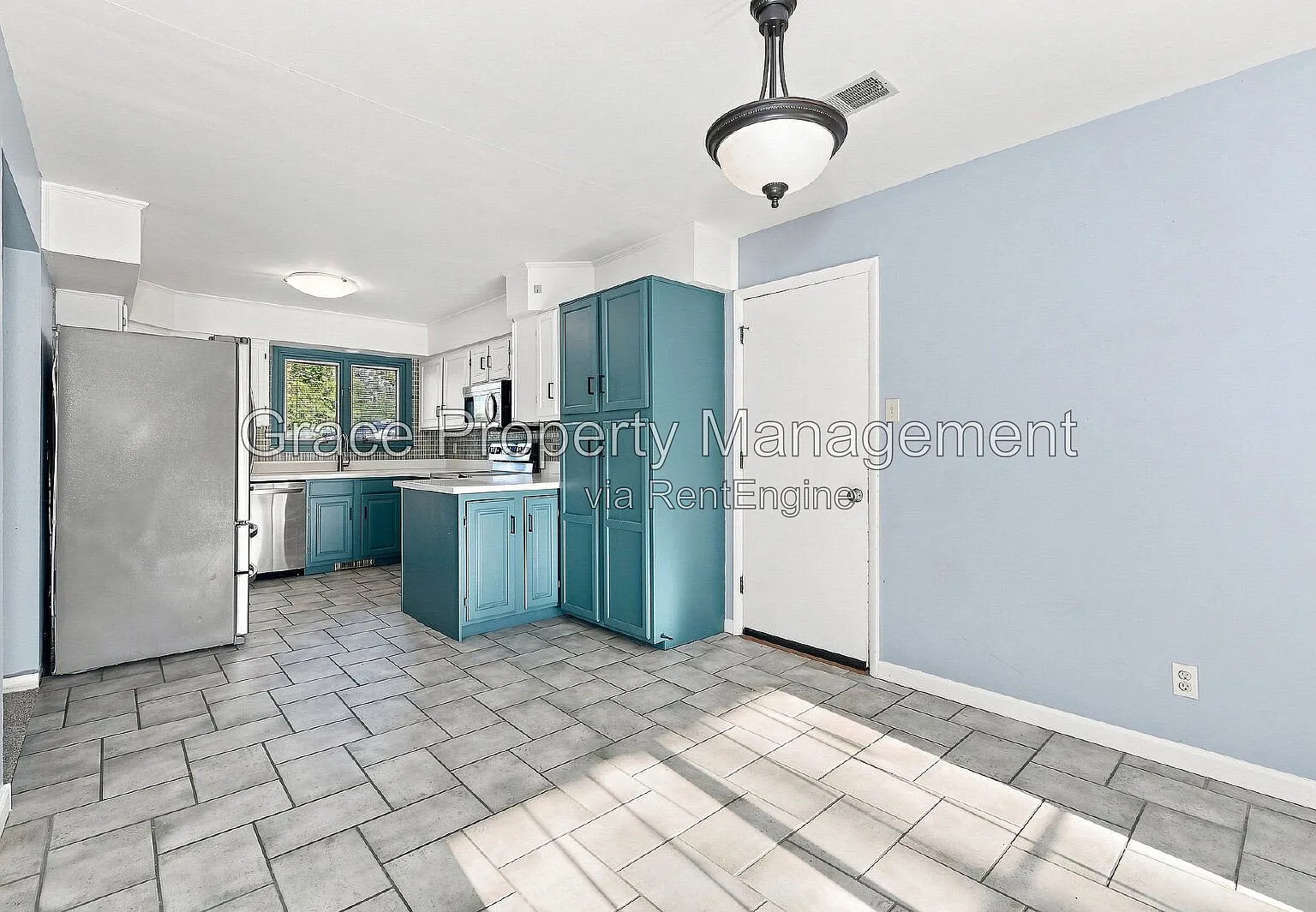 4 bed, 2.5 bath, 2288 sqft, $3,295 — Photo 4