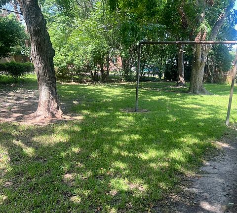 3rd image of 1910 Oaklawn Dr