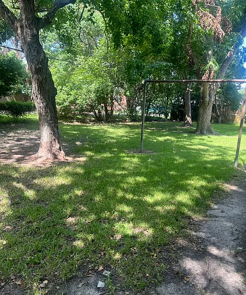 1910 Oaklawn Dr — Photo 3