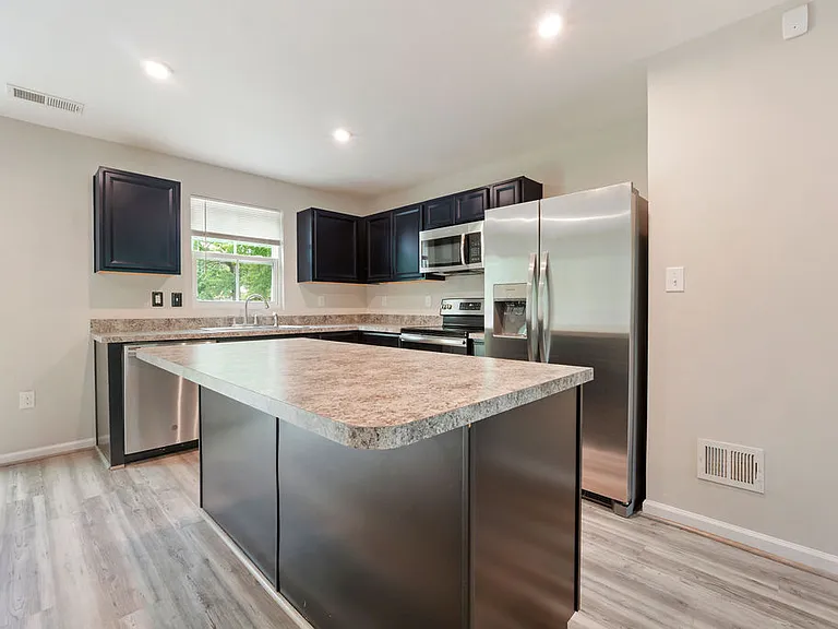 5626 Noble Ave — Photo 4
