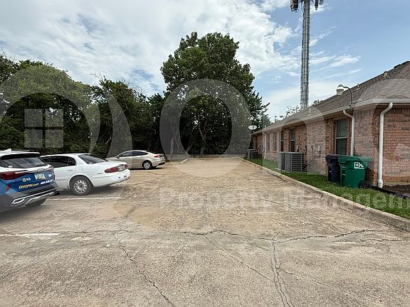 4th image of 2335 N Elm St Unit 1