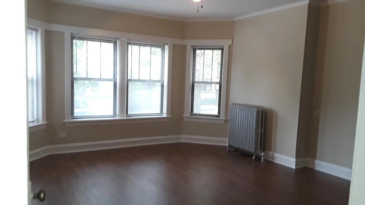 Spacious living room. - 6554 N Ashland Ave #1