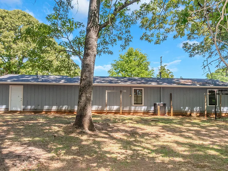 1843 Kirkland Rd — Photo 2