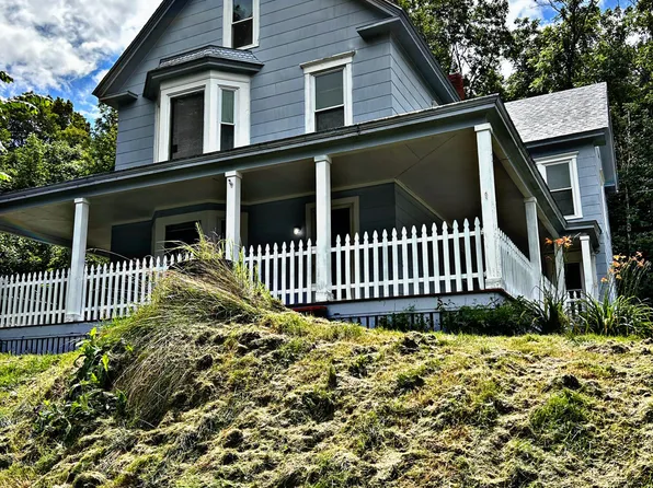25 Pleasant Street, Dover-Foxcroft, ME 04426