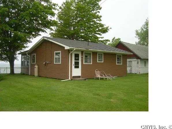 17709 Hy Knoll Dr, Sackets Harbor, NY 13685