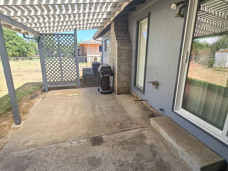 11613 Pacific Ct NE — Photo 18