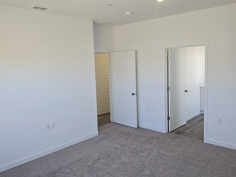 2584 W Cambridge St — Photo 5