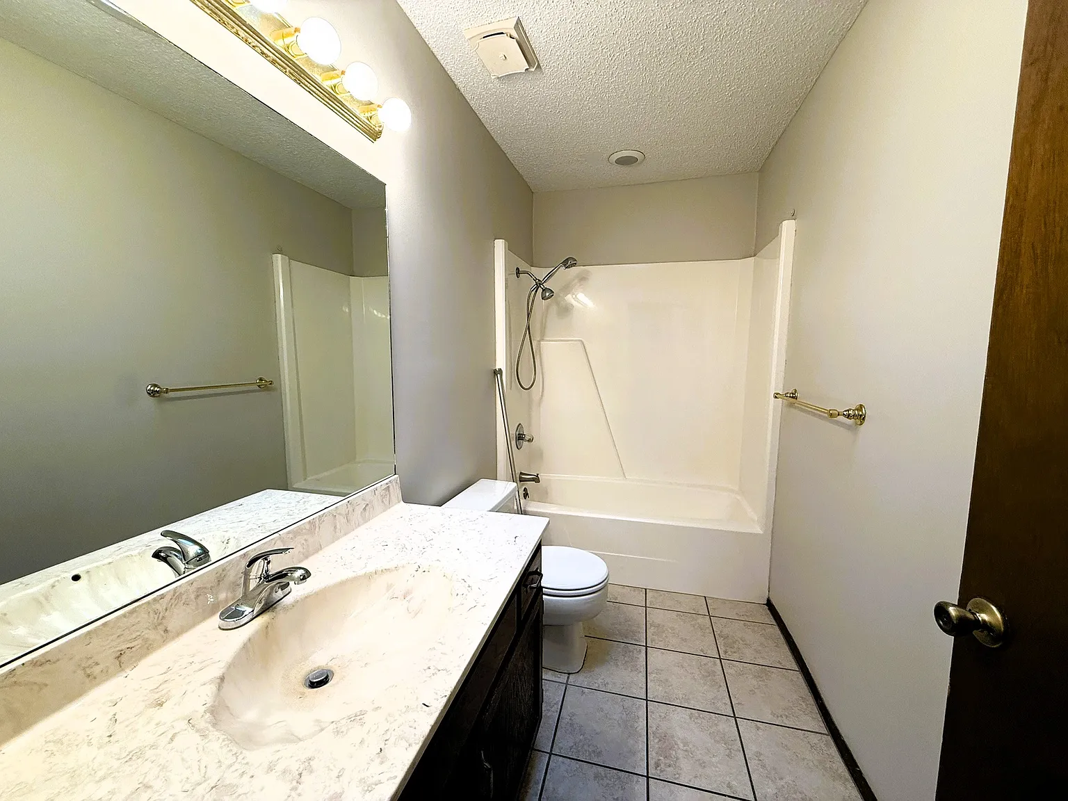 3 bed, 2100 sqft, $1,650 — Photo 4