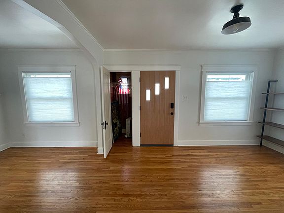 4th image of 1716 S Cabrillo Ave