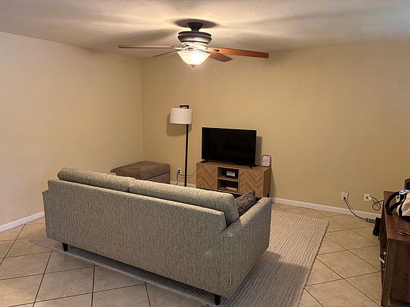 4th image of 586 Augusta Dr