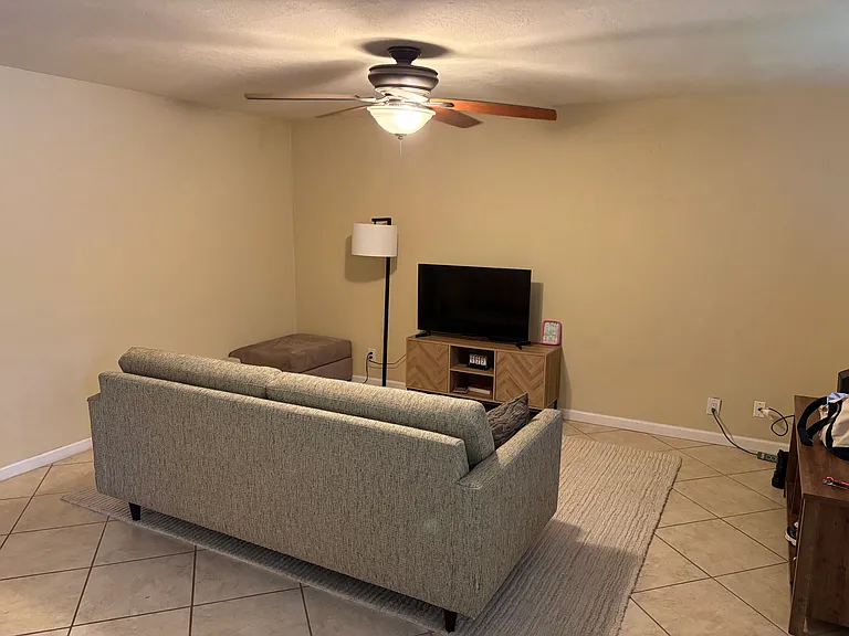 586 Augusta Dr — Photo 4