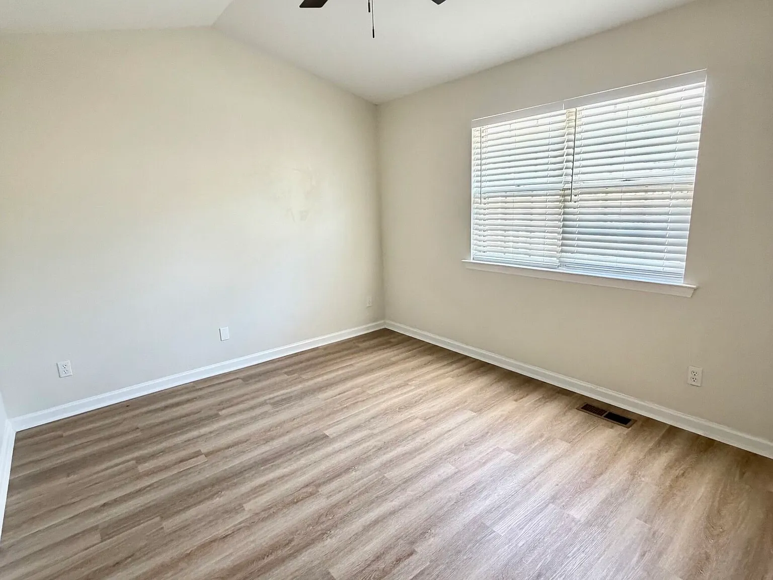 2 bed, 1.5 bath, 1005 sqft, $1,495 — Photo 4