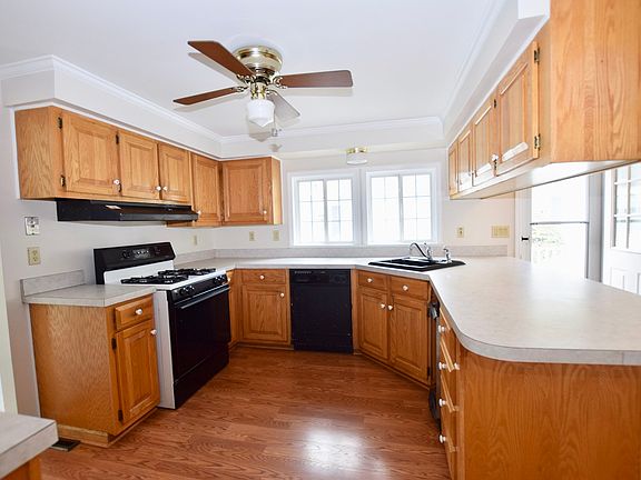5th image of 2 Edgewood Cir