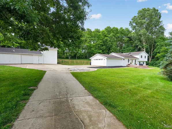 8655 Joey Dr, Pinckney, MI 48169