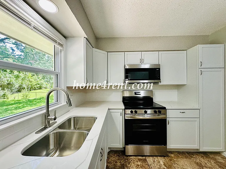 7421 Hardy Ave — Photo 16