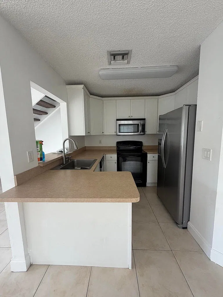 3 bed, 1374 sqft, $2,700 — Photo 1