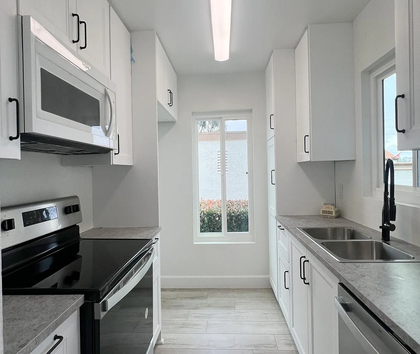 2 bed, 948 sqft, $3,150 — Photo 2