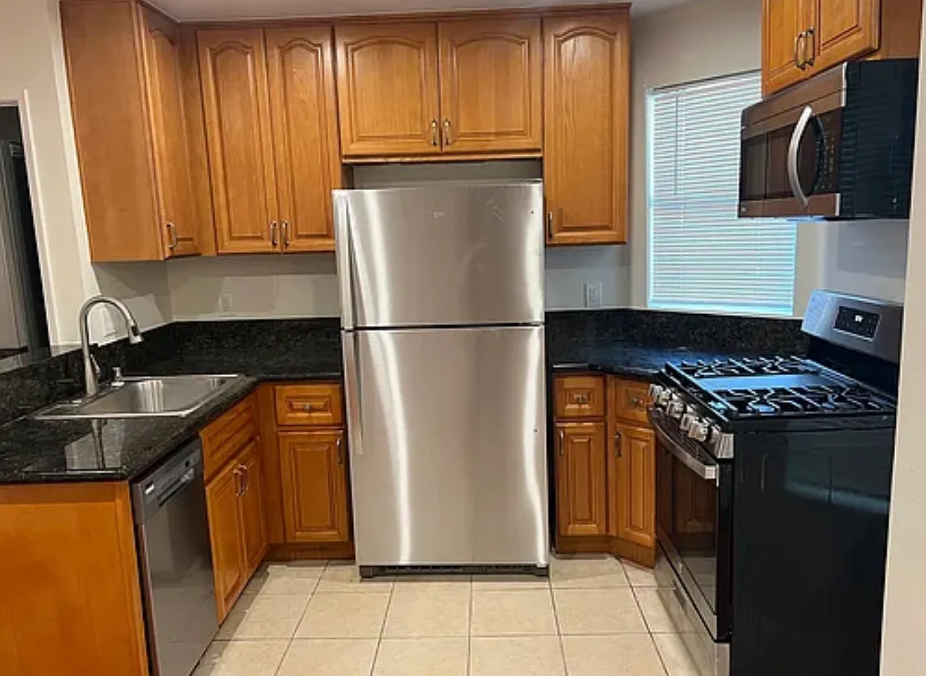 2 bed, 2.5 bath, 900 sqft, $2,650 — Photo 3