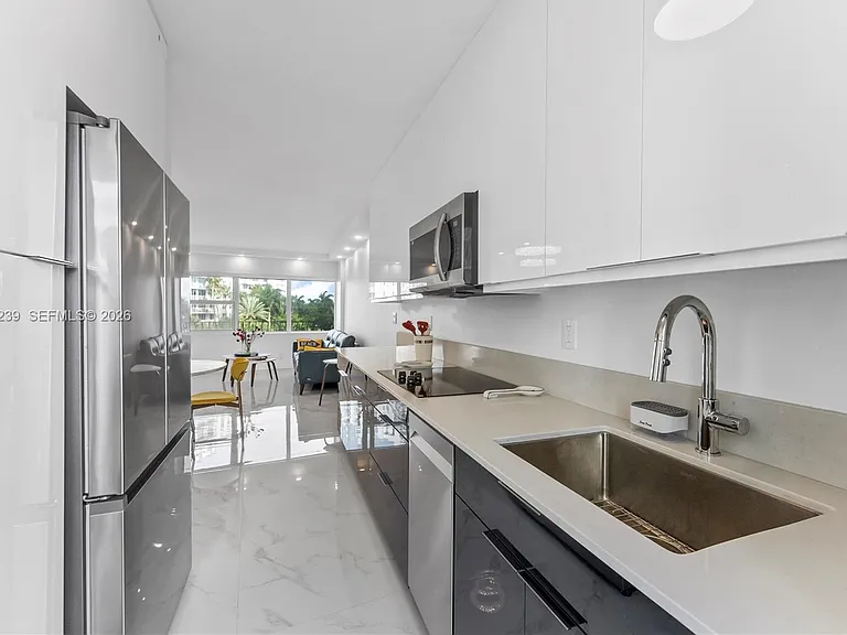 3250 NE 28th St #403 — Photo 4