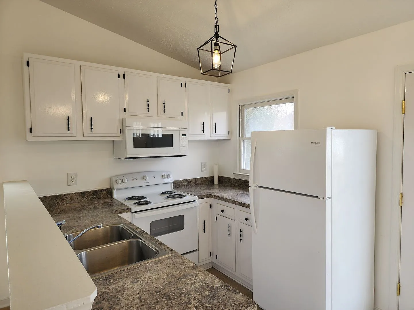 3 Bedroom 2 Full Bath Rancher On Quiet Cul de Sac! — Photo 3