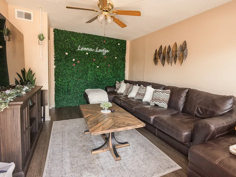 1714 Leona Dr — Photo 2