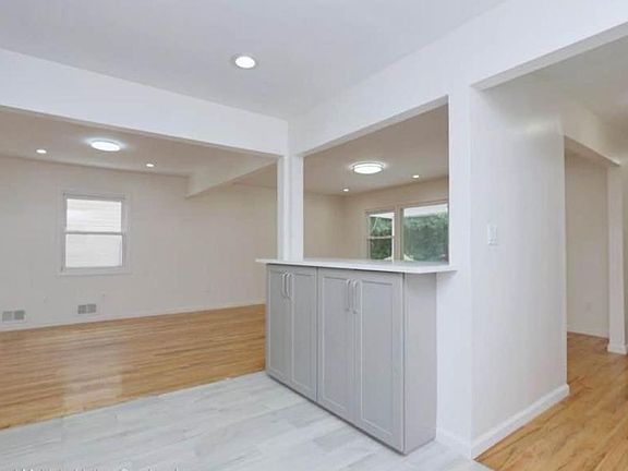 4th image of 787 Rockland Ave #1