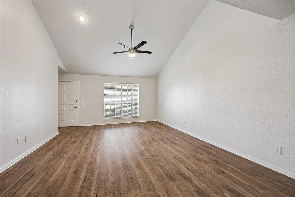 Building Photo - 1860 White Oak Dr #384